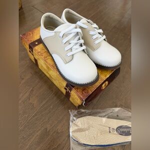 Size 12 kids footmates cheer shoes